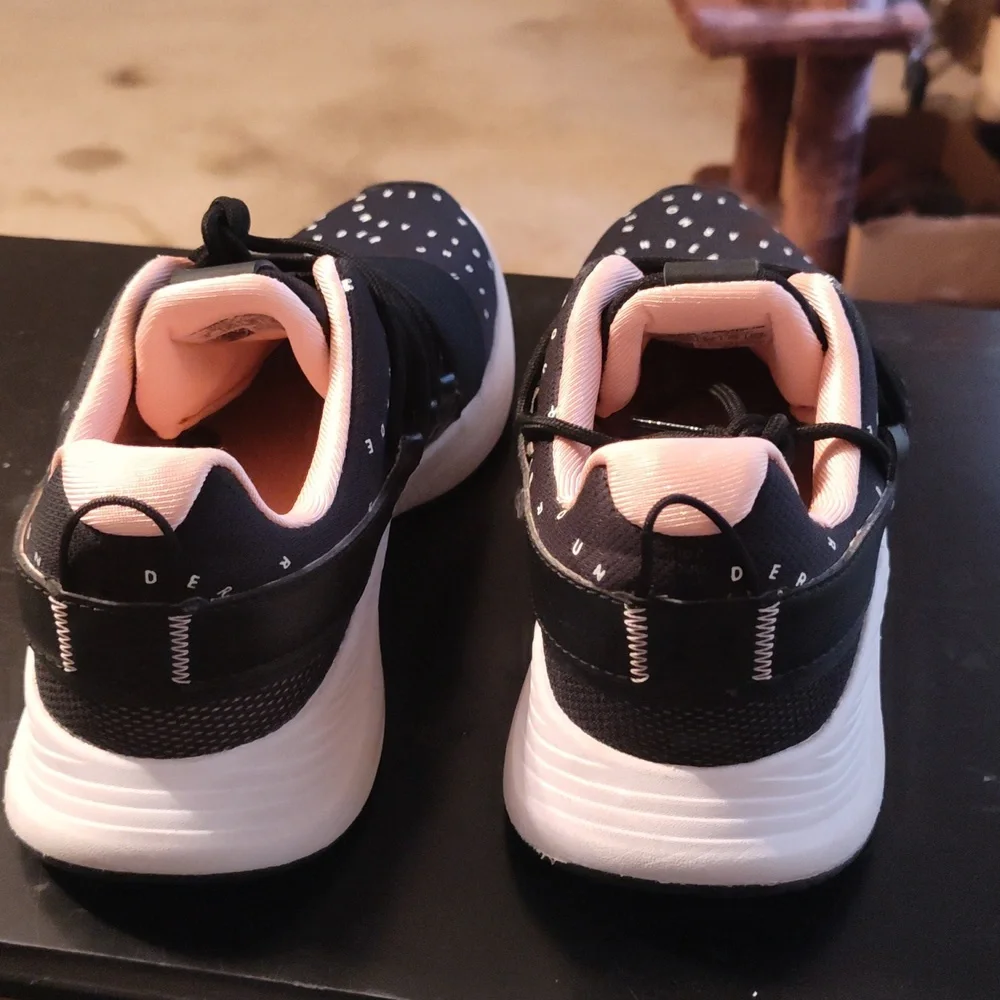 Tennis shoes - Picture 3 of 4
